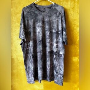 Lululemon men’s tee in purple tie die pattern. XXL.
